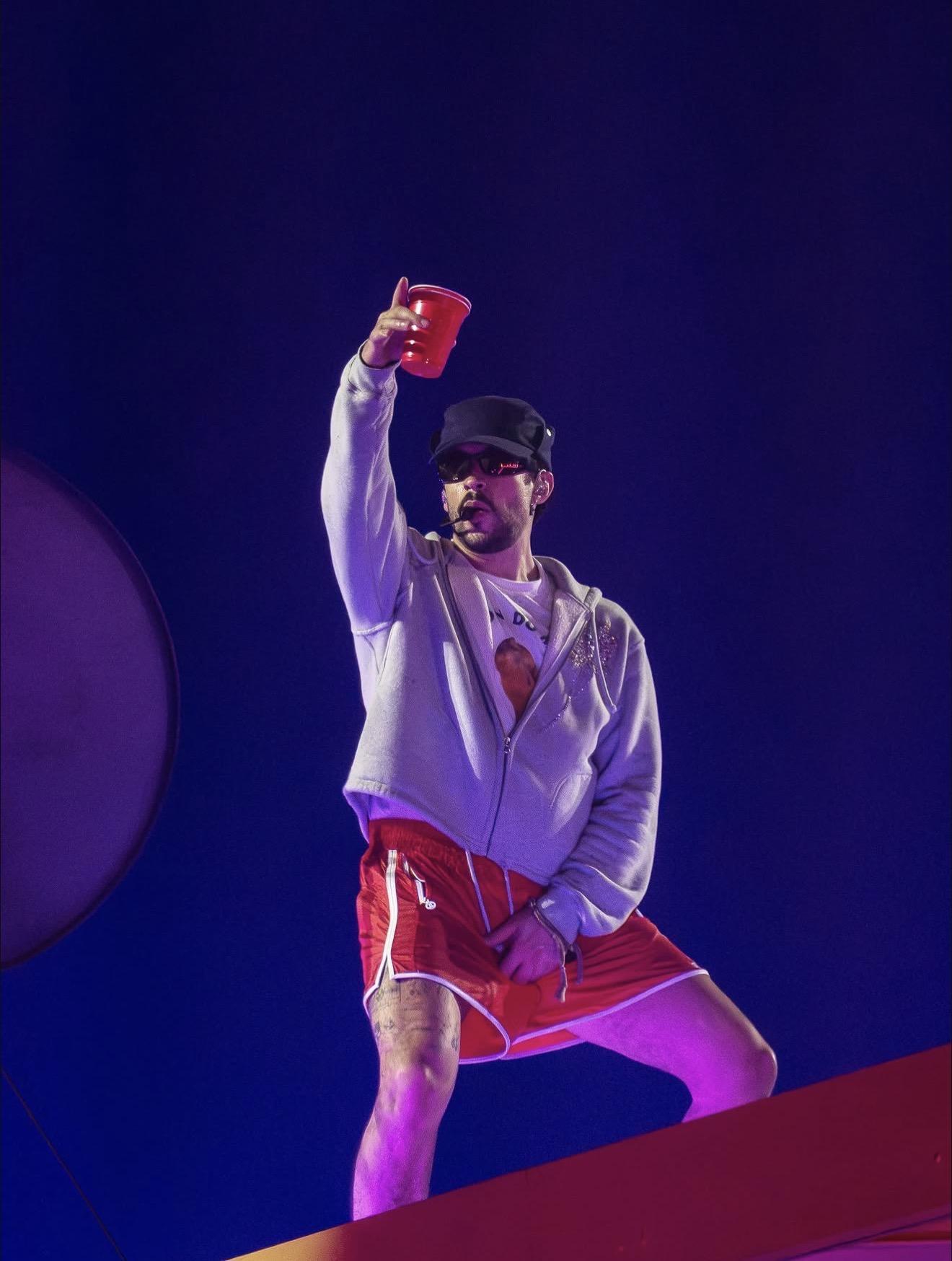 Bad Bunny en sweat Bluemarble.