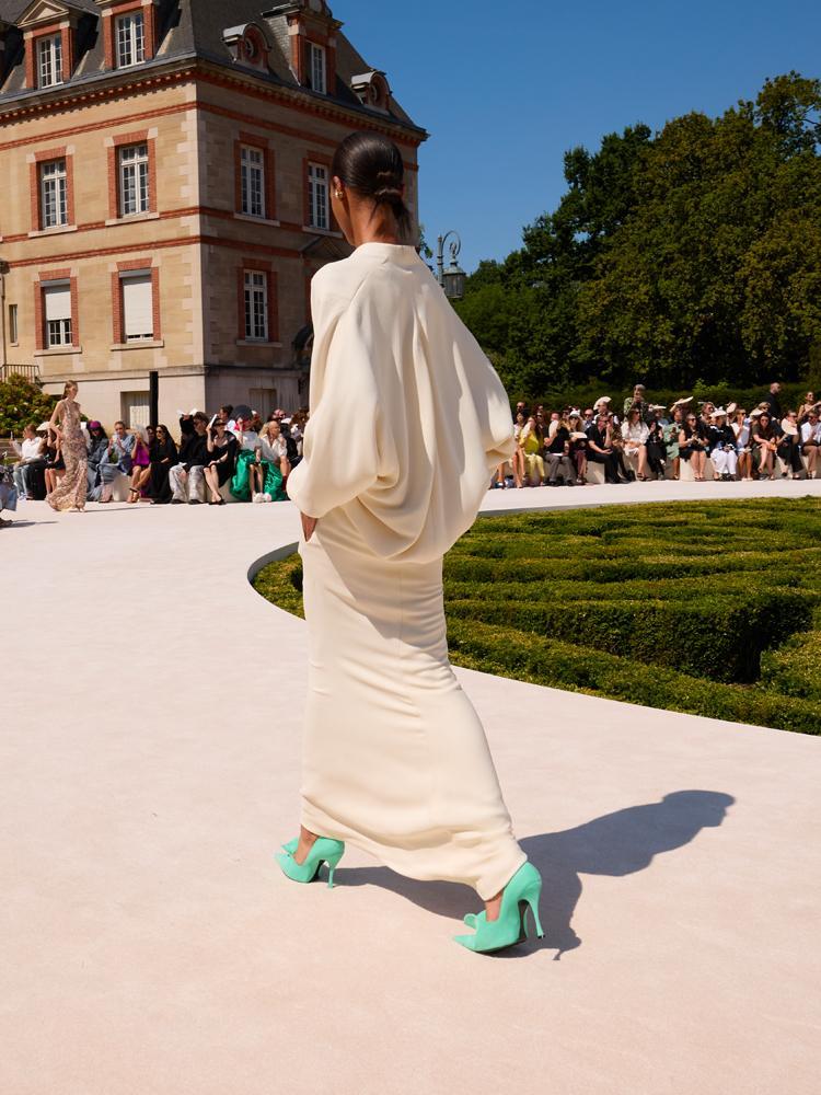 La robe ivoire longue et les escarpins turquoise du défilé balenciaga haute couture automne-hiver 2026-2027