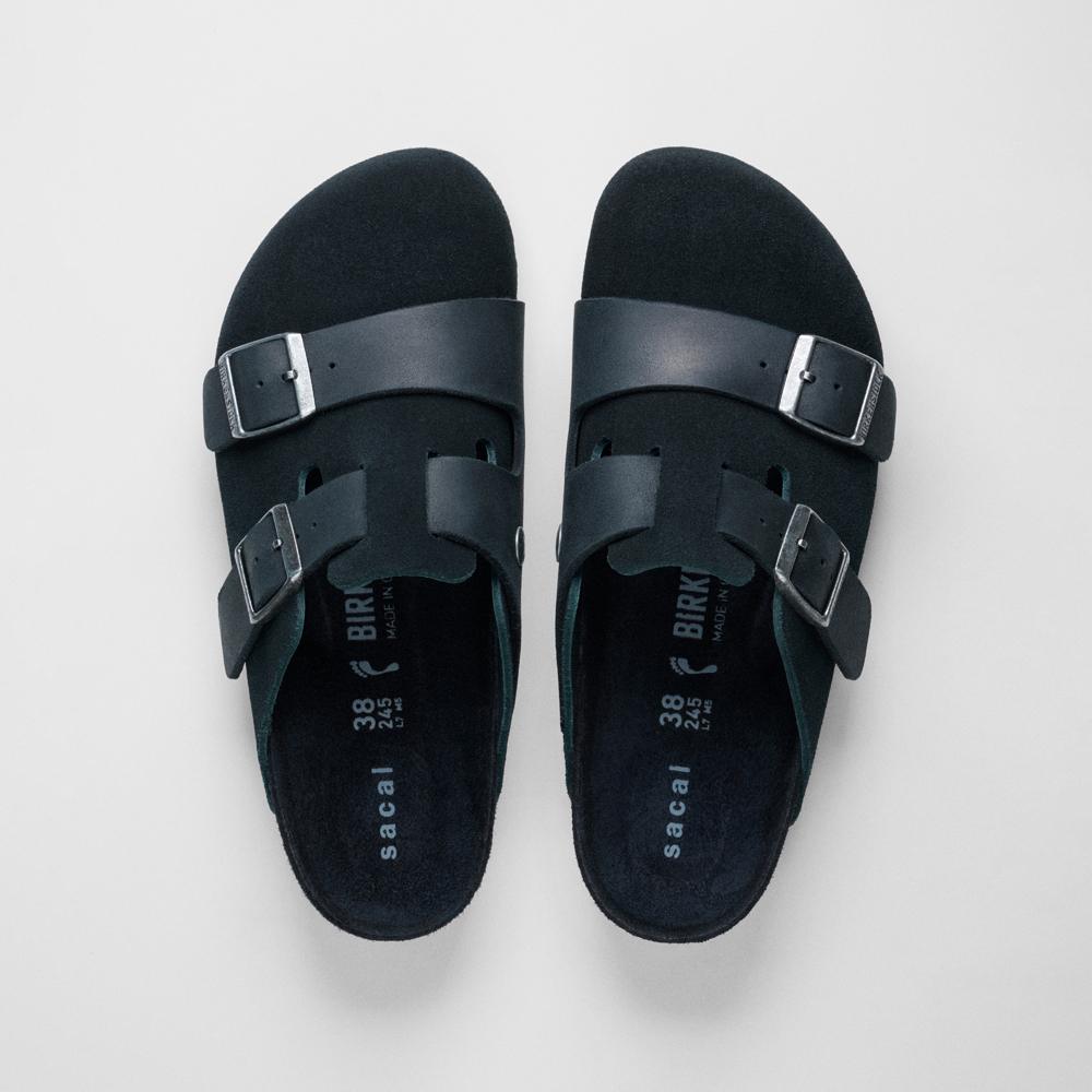La collaboration Sacai et Birkenstock sabots noirs. © Sacai.