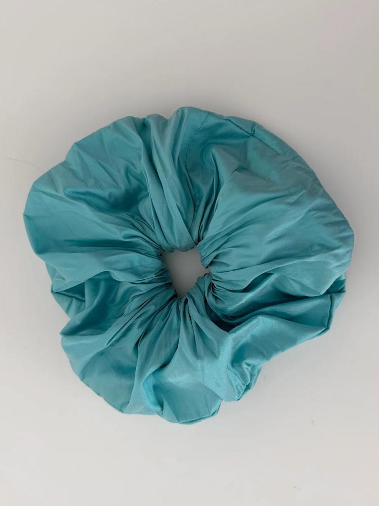 Le scrunchie bleu Tiffany Hai x Brooke Callahan.