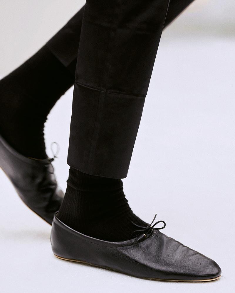 Chaussures noires en cuir Celine. © Celine.