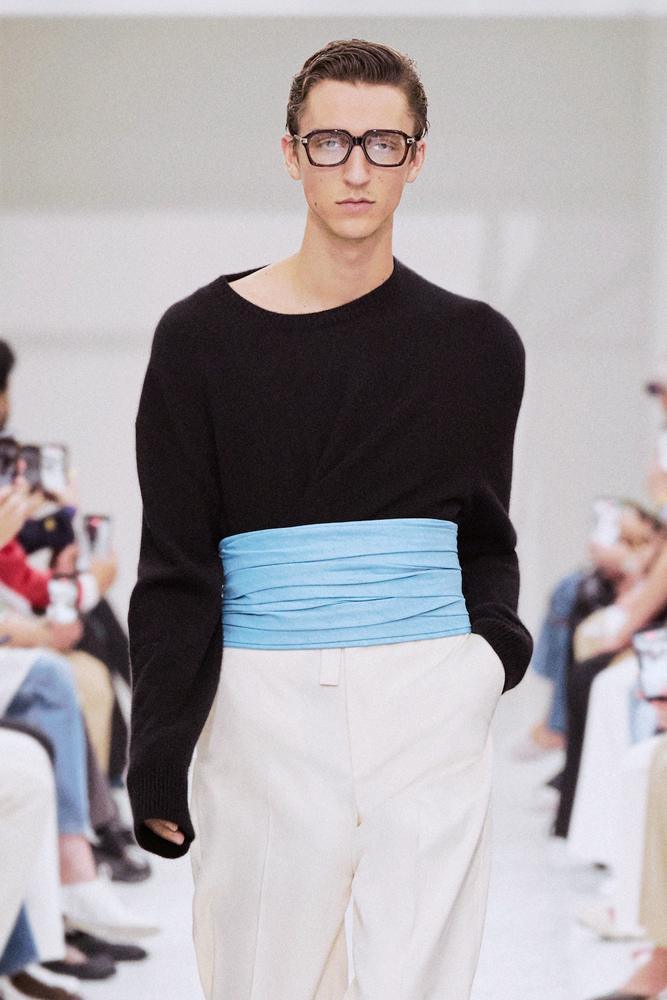 Cummerbund bleu Celine. © Celine.