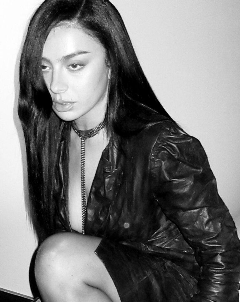 Charli xcx pour la promotion de Music, Fashion, Film.