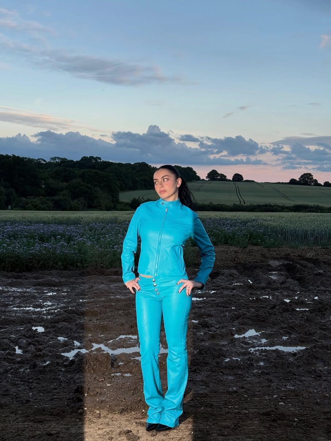 La tenue bleu Tiffany portée par Charli xcx.