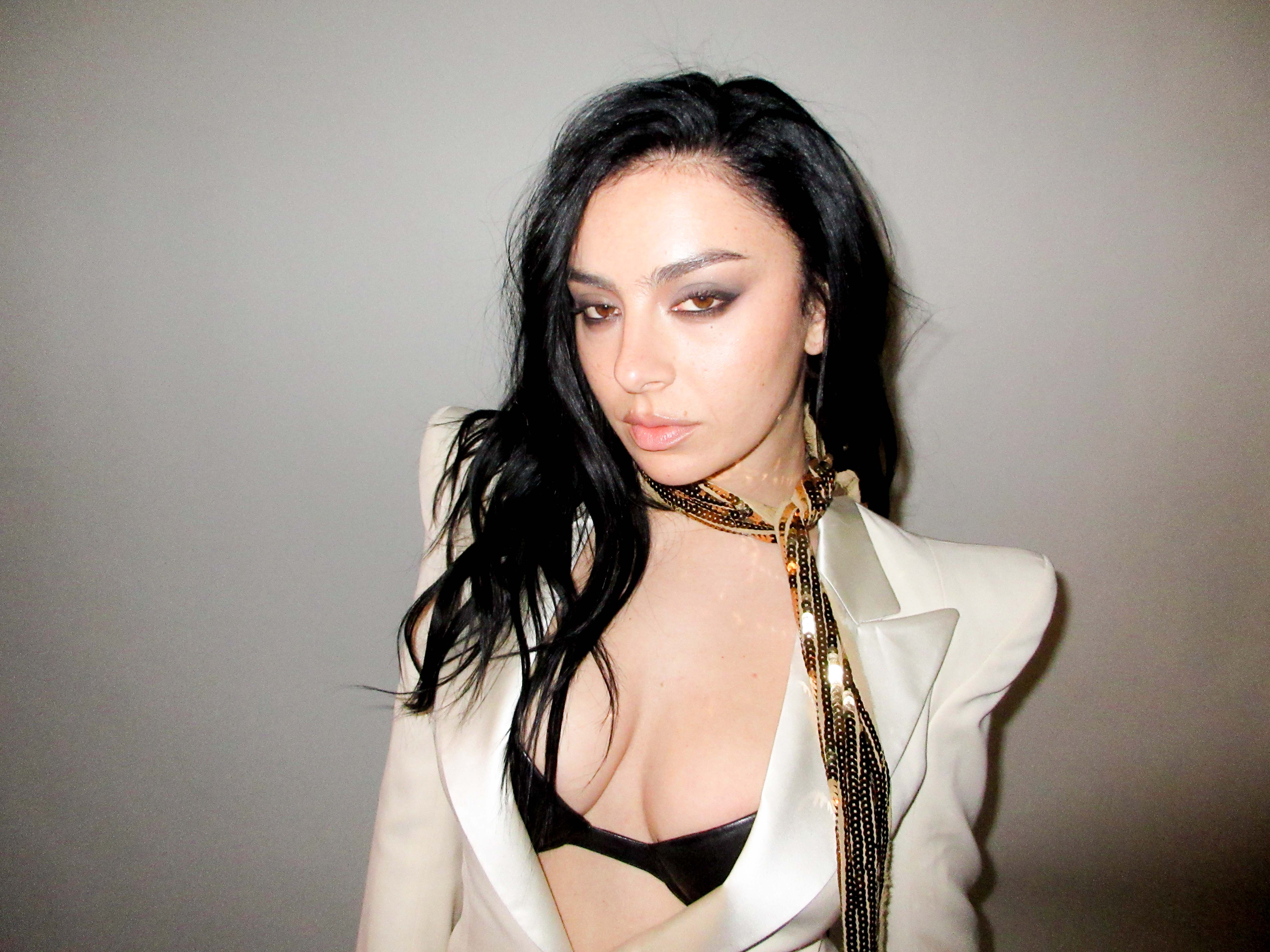 Charli xcx pour l'album Music, Fashion, Film.