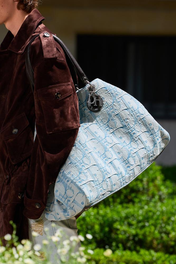 Grand sac en toile Monogram bleue Dior. © Peter White/Getty Images.