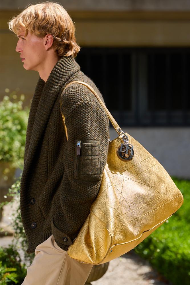 Grand sac en cuir dorée Dior. © Peter White/Getty Images.