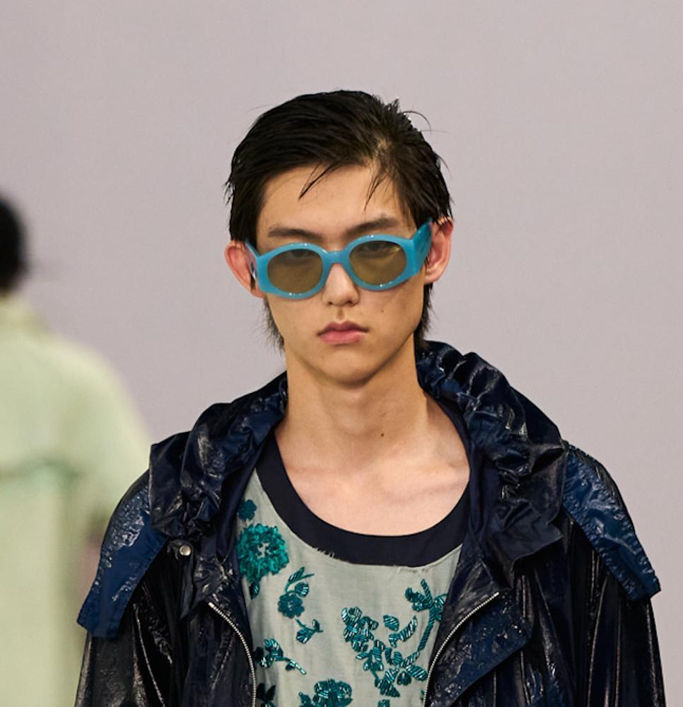 Grandes lunettes bleues Dries Van Noten. © Dries Van Noten.