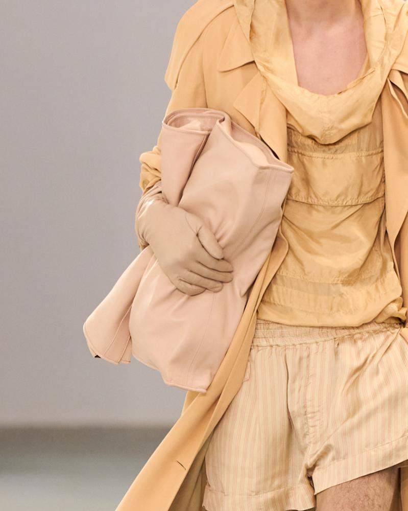 Grande prochette en cuir beige Dries Van Noten. © Dries Van Noten.