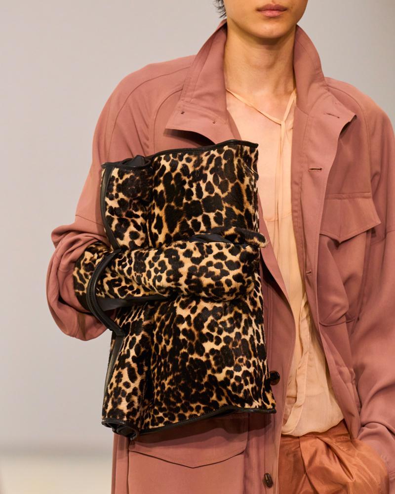 Grande prochette imprimé Dries Van Noten. © Dries Van Noten.