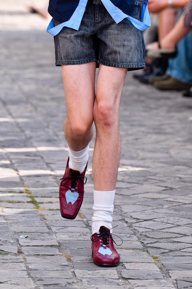 Chaussures en cuir rouges et bleues EgonLab. © Virgil CLAISSE/Gamma-Rapho via Getty Images.