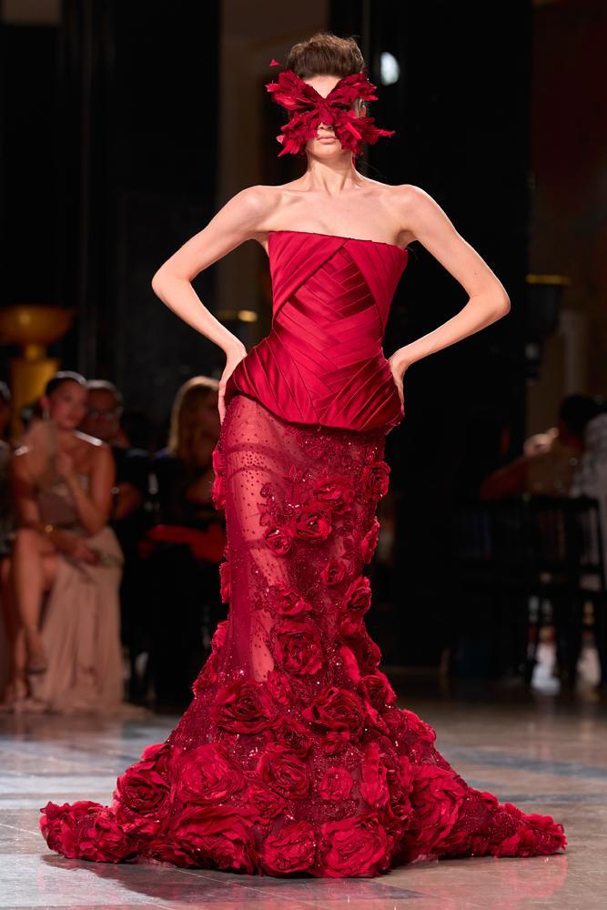 La robe rouge sirène du défilé Elie Saab automne-hiver 2026-2027