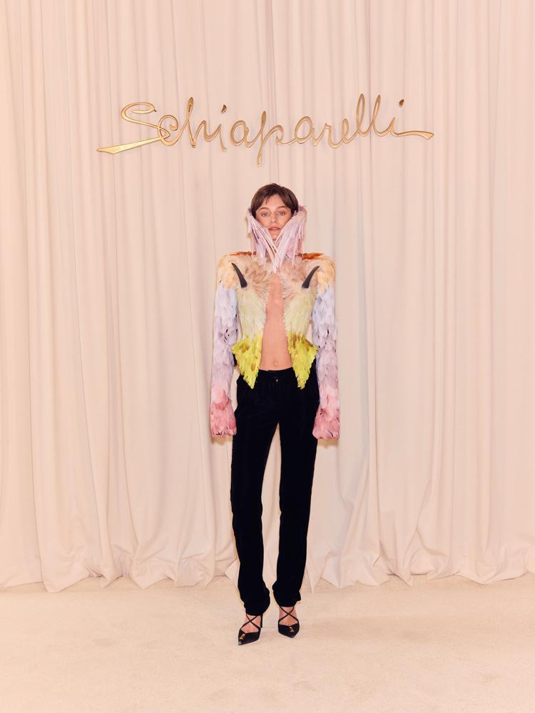 Emma Corrin au défilé Schiaparelli Haute Couture automne hiver 2026.