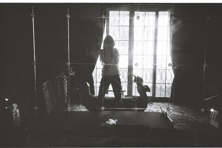 Autoportrait de Charlotte Gainsbourg dans la Maison Gainsbourg à Paris, exposé aux Rencontres d'Arles 2026