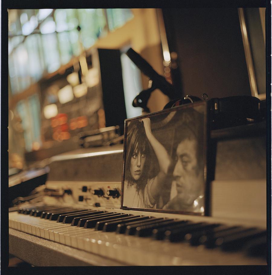 Un piano et un portrait de Jane Birkin et de Serge Gainsbourg, photo par Charlotte Gainsbourg
