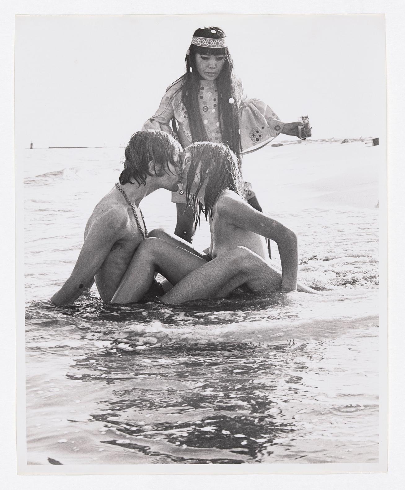 János Kender, Harry Shunk, Yayoi Kusama happening, unidentified beach, New York (1968) œuvre exposée à la Fondation Carmignac à l'été 2026