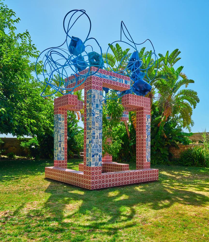 Sculpture de Arne Quinze et Joana Vasconcelos, Temple Tetris, exposée à la Citadelle - Centre d'Art et musée Villefranche sur Mer