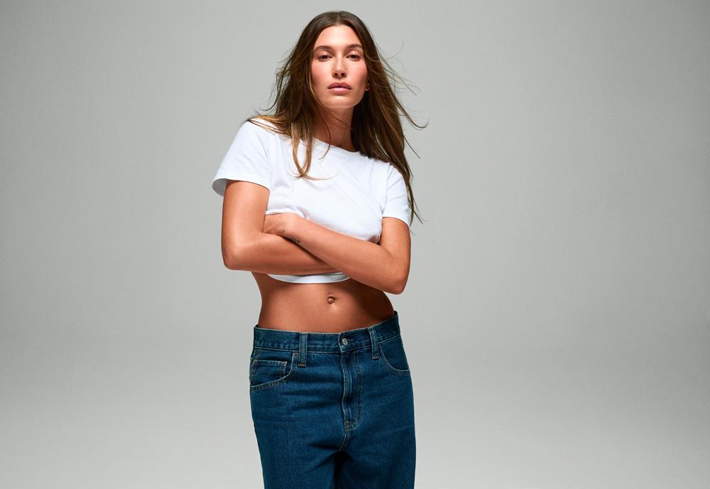 La campagne de la collaboration entre Gap et Hailey Bieber.