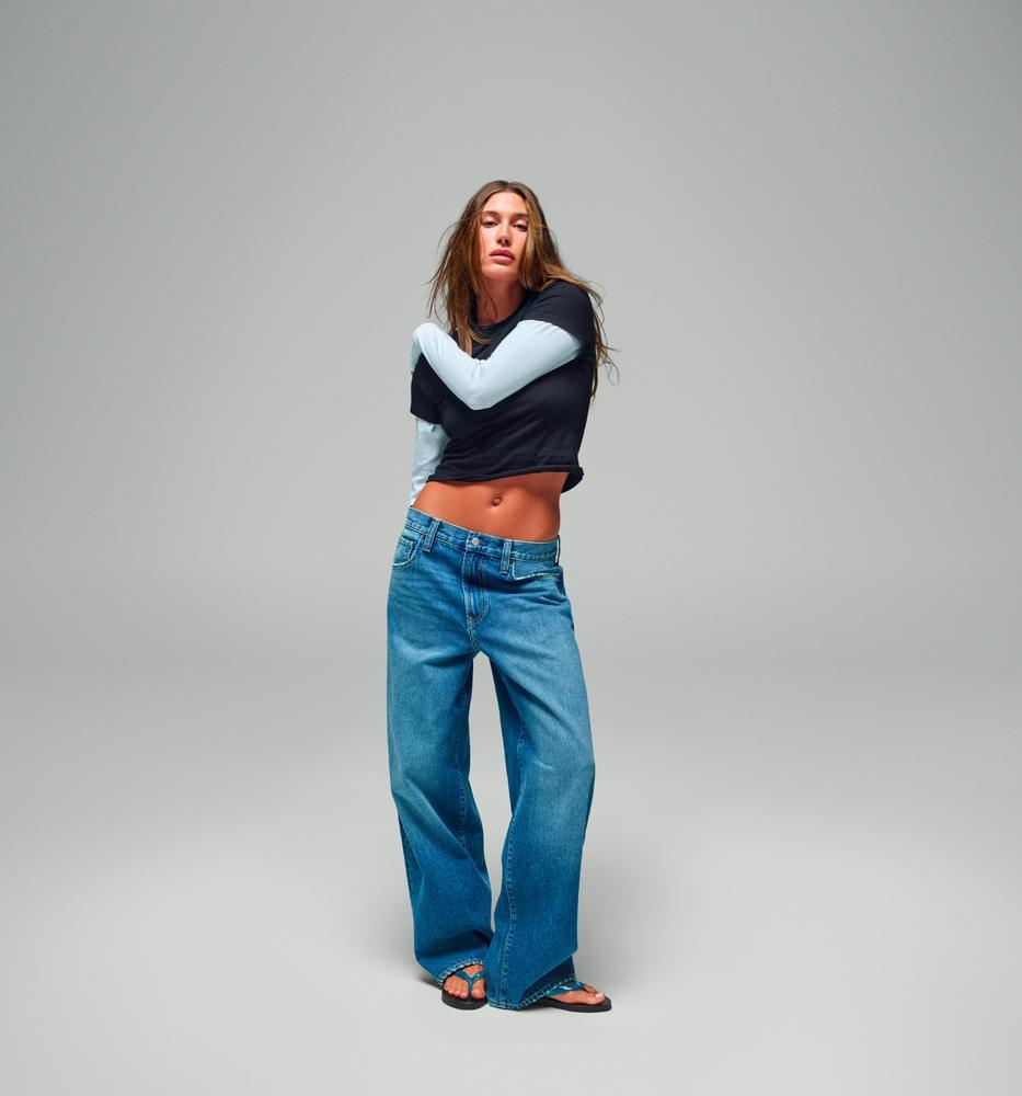 La campagne de la collaboration entre Gap et Hailey Bieber.