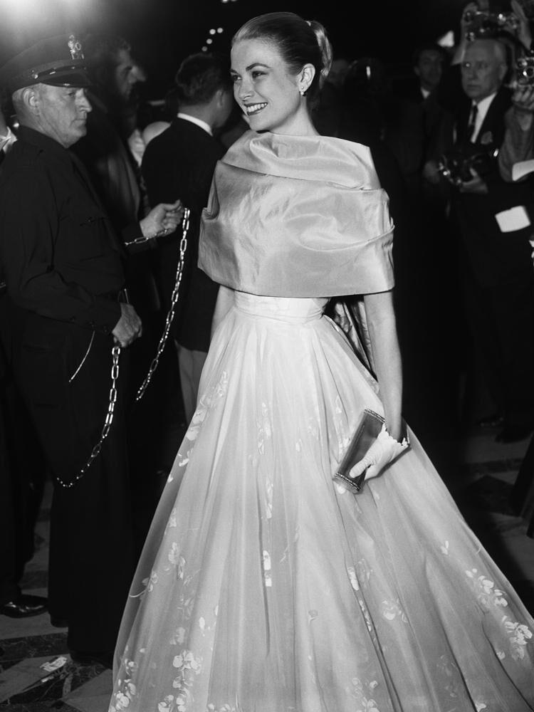 Garce Kelly avec une robe blanche longue, pour la 28ème cérémonie des Oscars