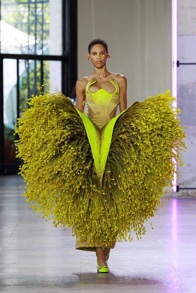la robe jaune à cristaux et à fleurs jaune du défilé Germanier automne-hiver 2026-2027