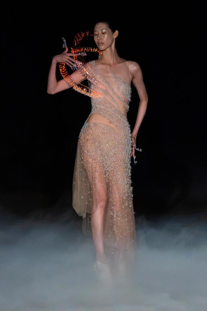 La robe à bulles en verre avec du plasma du défilé Iris van herpen automne-hiver 2026-2027