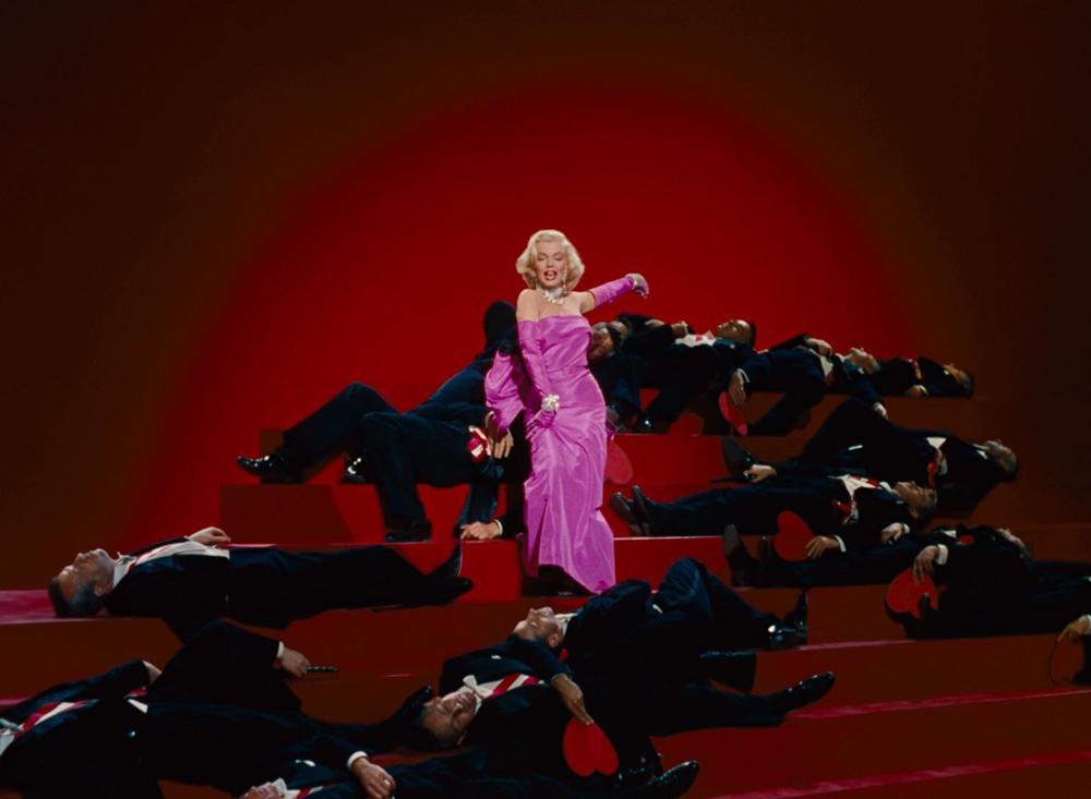 Marilyn Monroe dans sa robe rose fuschia dans le film Les hommes préfèrent les blondes.