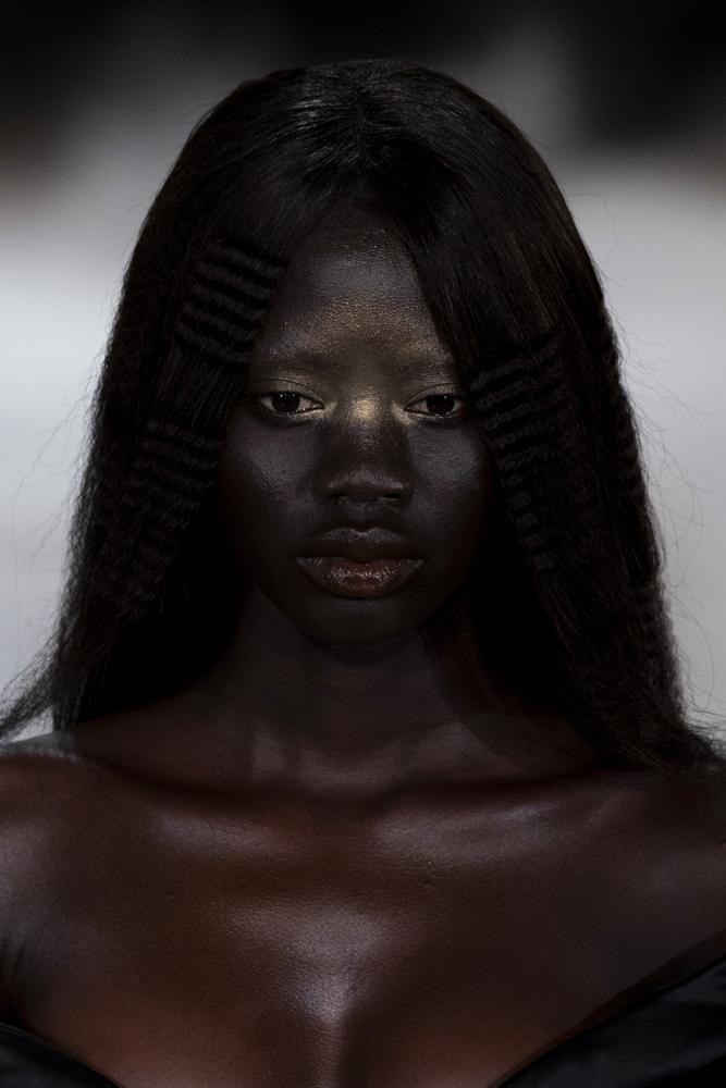 Le make up doré du défilé Iris van Herpen haute couture automne-hiver 2026-2027.