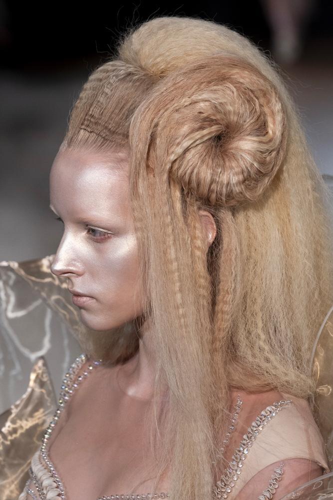 Le make up nacré du défilé Iris van Herpen haute couture automne-hiver 2026-2027.