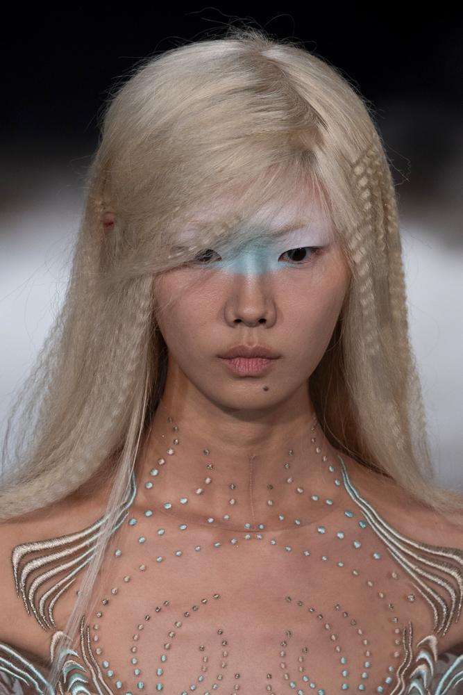 Le make up bleu du défilé Iris van Herpen haute couture automne-hiver 2026-2027.