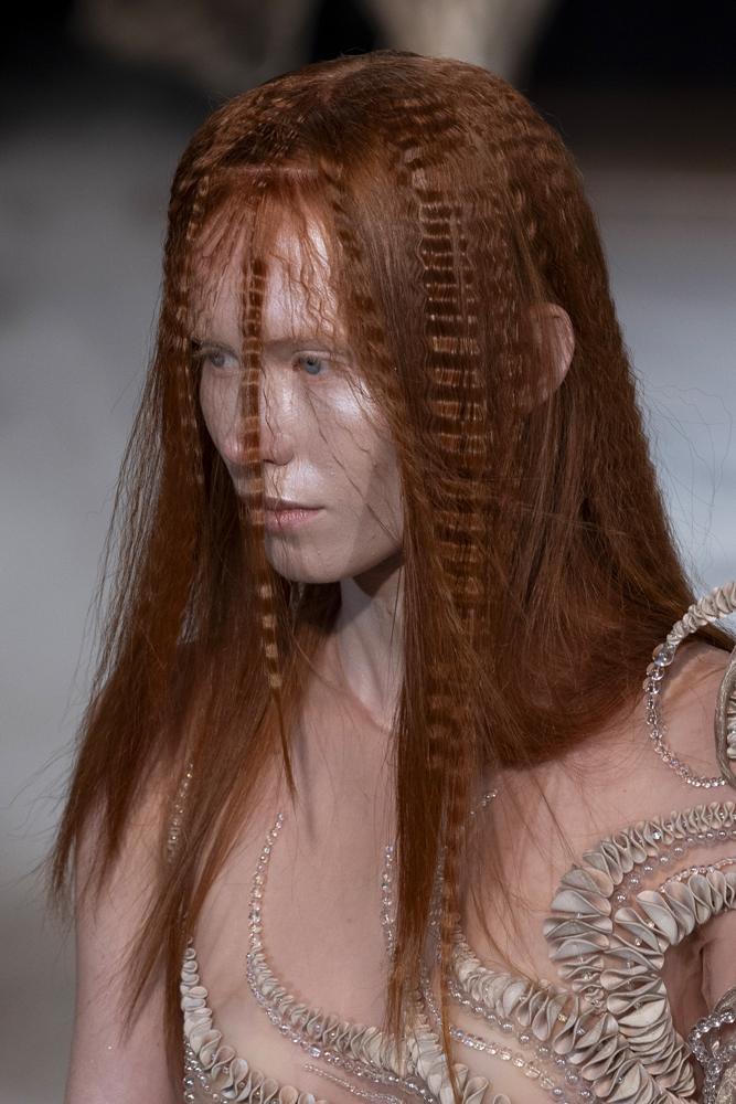 Le make up brillant du défilé Iris van Herpen haute couture automne-hiver 2026-2027.