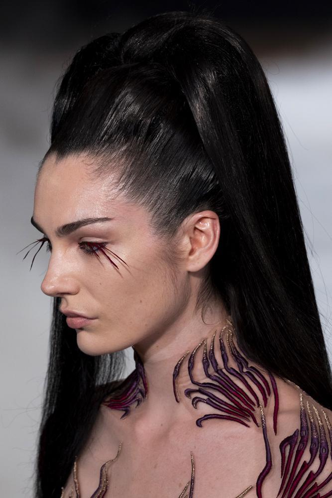 Les cils plumes du défilé Iris van Herpen haute couture automne-hiver 2026-2027.