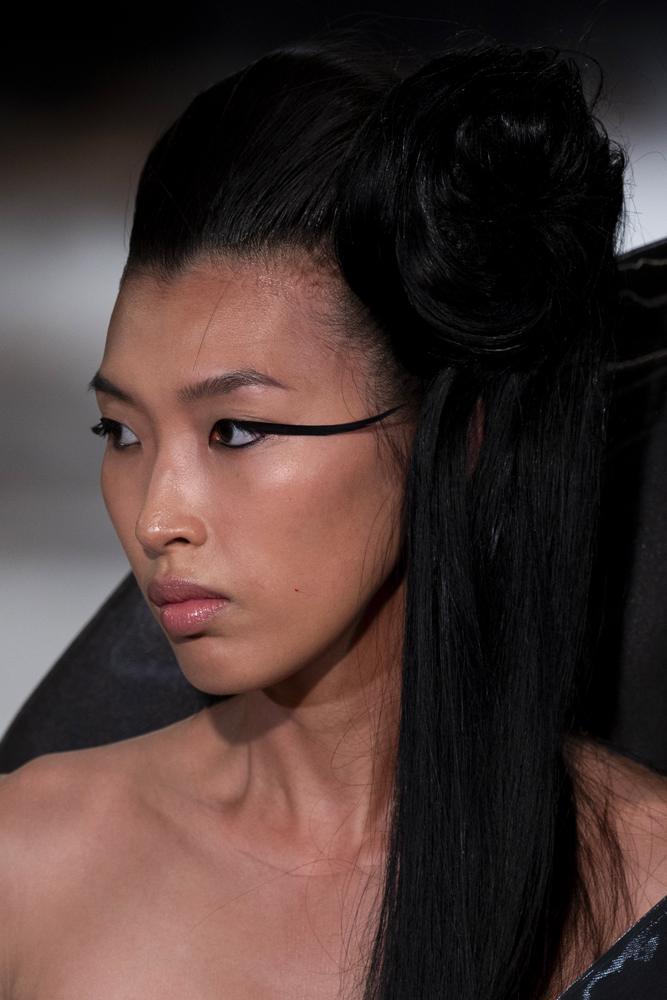 Les longs cils noirs du défilé Iris van Herpen haute couture automne-hiver 2026-2027.