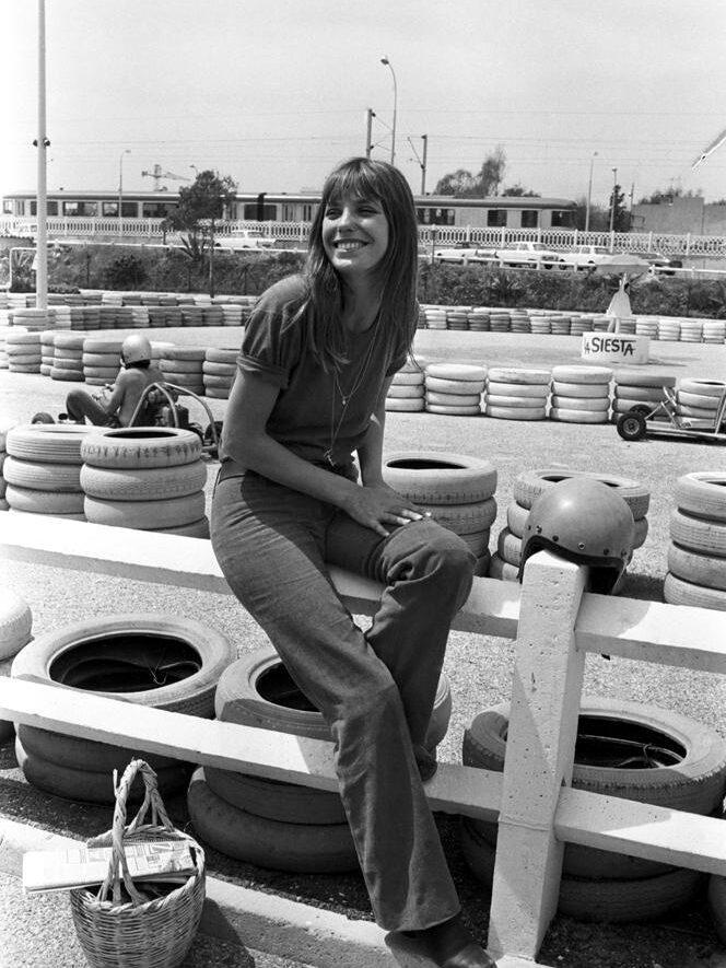 Jane Birkin avec un jean et un panier en osier en 1970 en France.