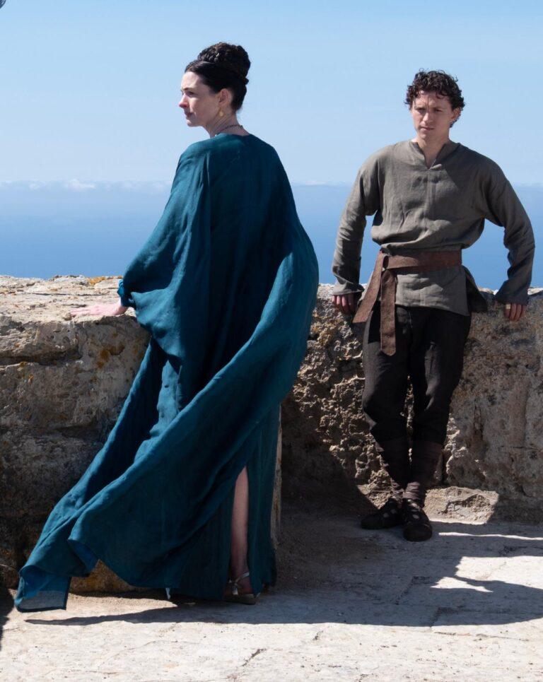 Tom Holland et Anne Hathaway dans le film L'Odyssée.