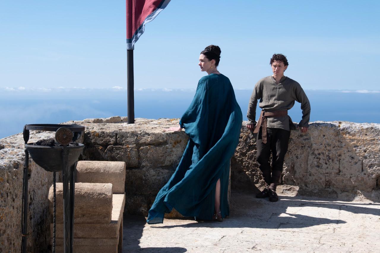 Tom Holland et Anne Hathaway dans le film L'Odyssée.