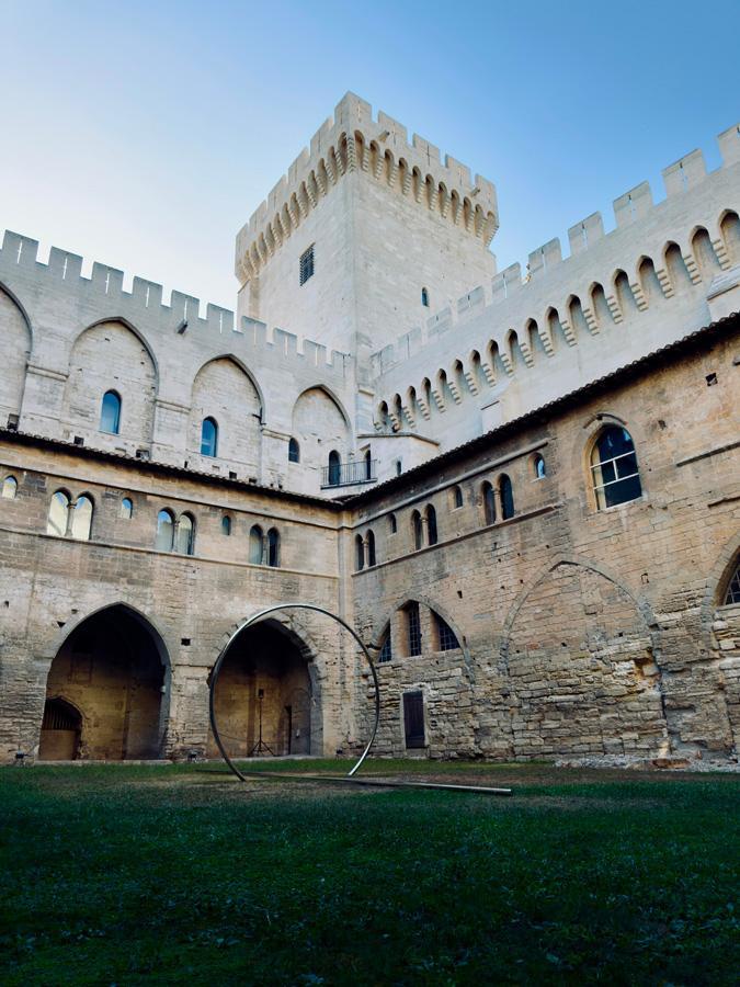 Sculpture de l'exposition Relatum Lee Ufan au Palais des Papes à Avignon