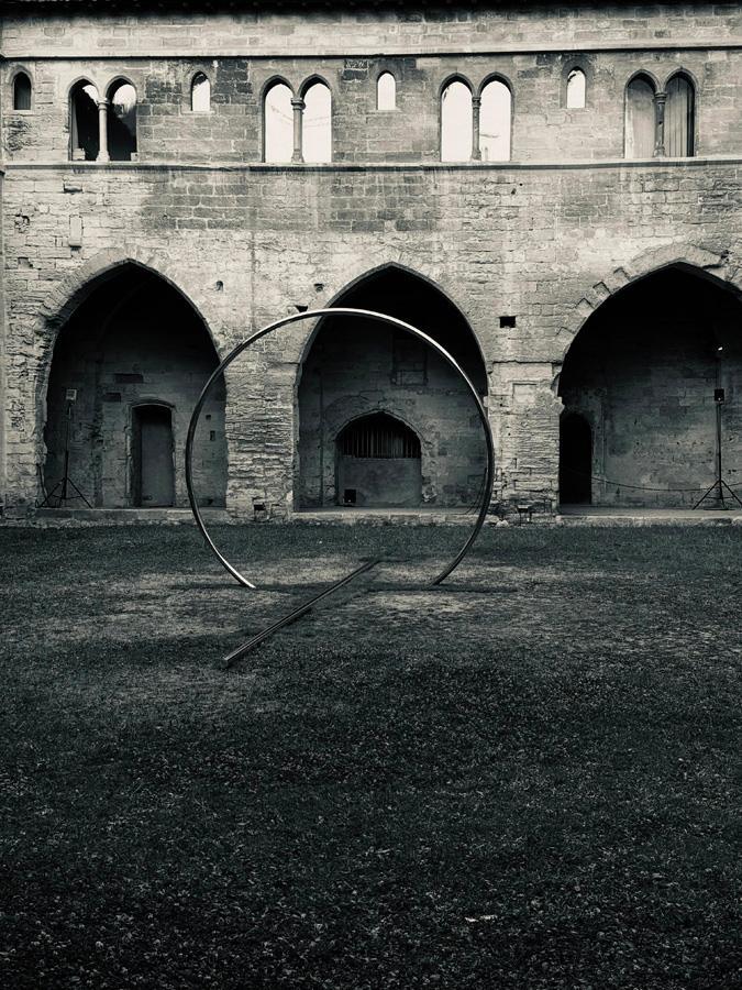 Sculpture de l'exposition Relatum Lee Ufan au Palais des Papes à Avignon