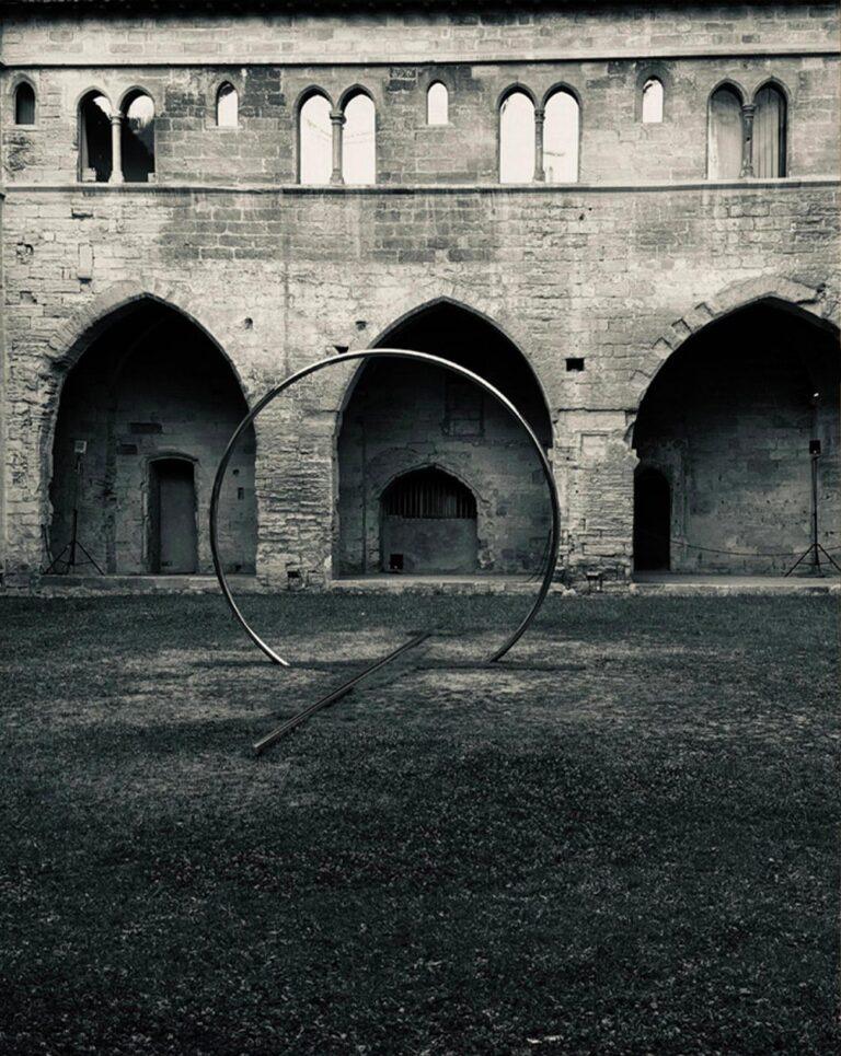 Sculpture de l'exposition Relatum Lee Ufan au Palais des Papes à Avignon