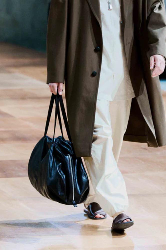 Grand sac en cuir noir Lemaire. © Lemaire.
