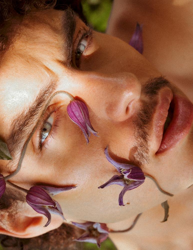 Hugo Lardenet, série Merci pour les fleurs. Je rêve encore (2026), photographie exposée aux Rencontres d'Arles 2026