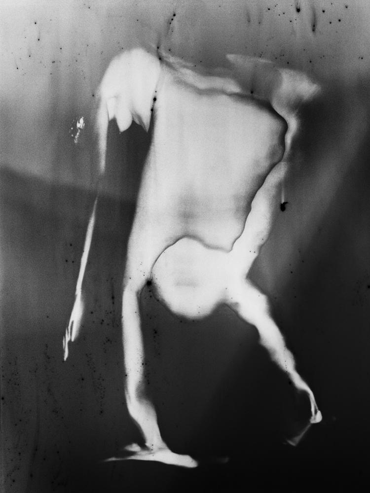 œuvre d'Aapo Huhta, Figure #82, Gravity (2022). © Courtesy of the artist, photographie vidéo exposée aux Rencontres d'Arles 2026