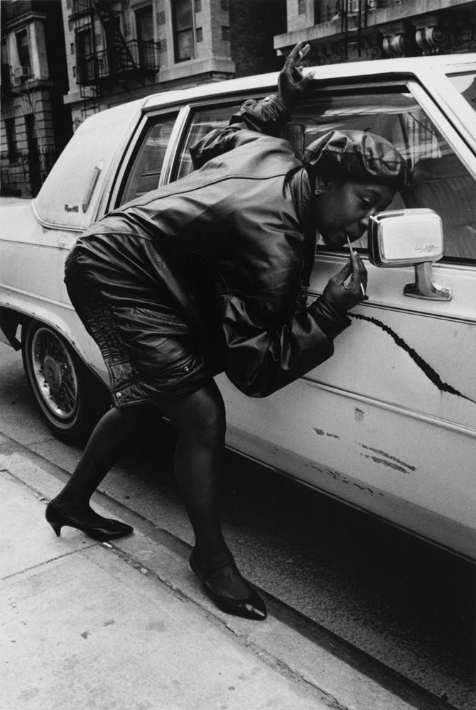 Martine Barrat, Love avant d’aller au Rhythm Club, elle voulait être sûre que son maquillage soit bien mis, Harlem en 1966 photographie exposée aux Rencontres d'Arles 2026