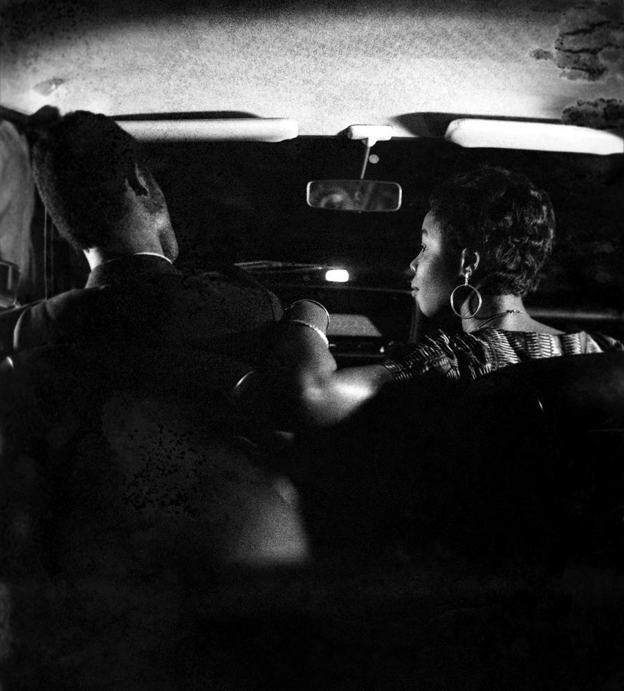 Paul Kodjo, Notre enfant a sauvé notre amour (1971) et Abidjan (années 1970), série Les Soirées dansantes, photographies exposées aux Rencontres d'Arles 2026