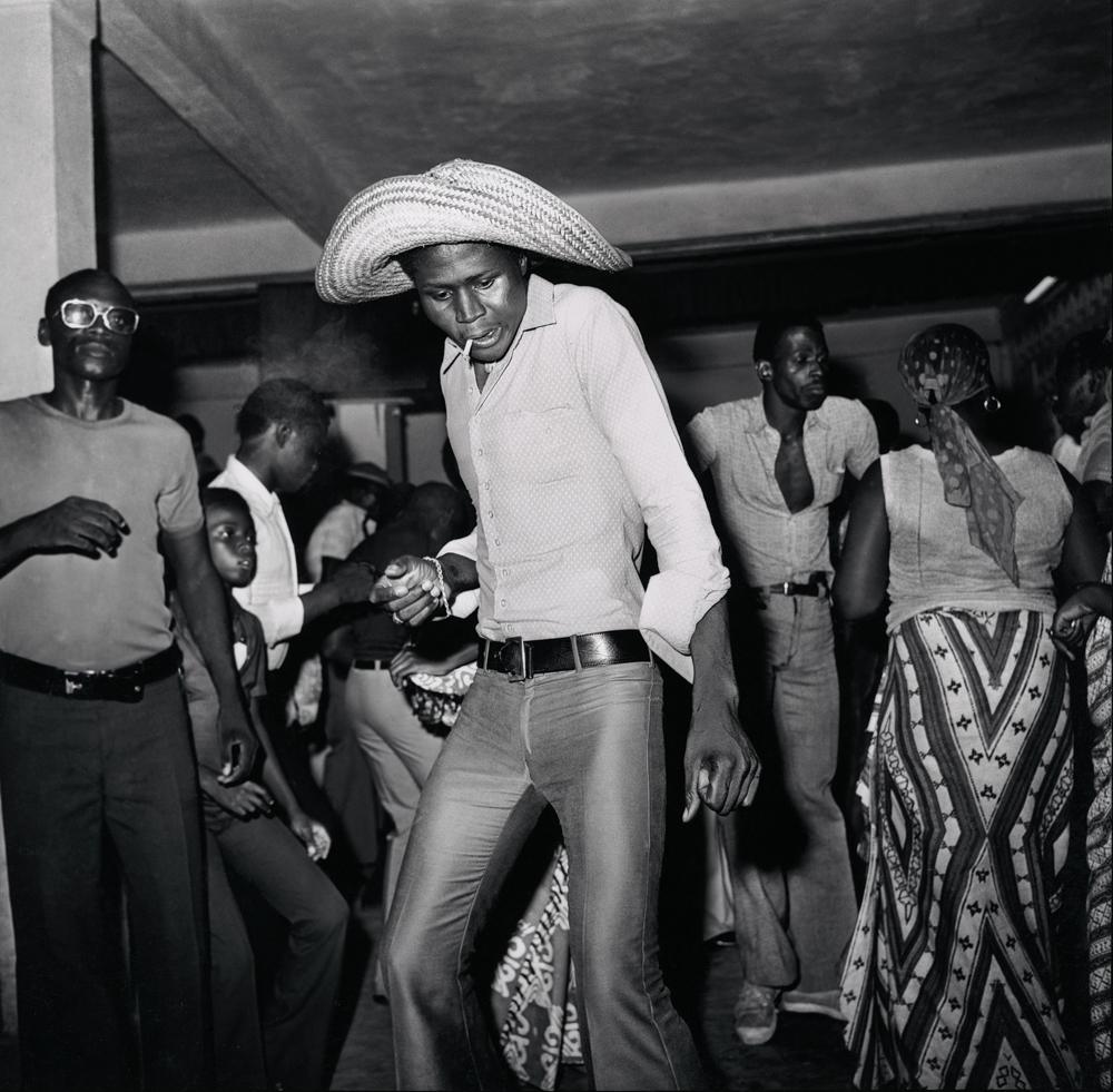 Paul Kodjo, Notre enfant a sauvé notre amour (1971) et Abidjan (années 1970), série Les Soirées dansantes, photographies exposées aux Rencontres d'Arles 2026