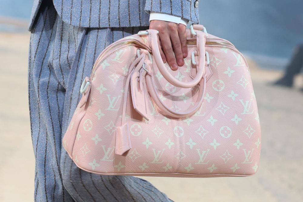 Sac Alma rose et blanc Louis Vuitton. © Stephane Cardinale - Corbis/Corbis via Getty Images.