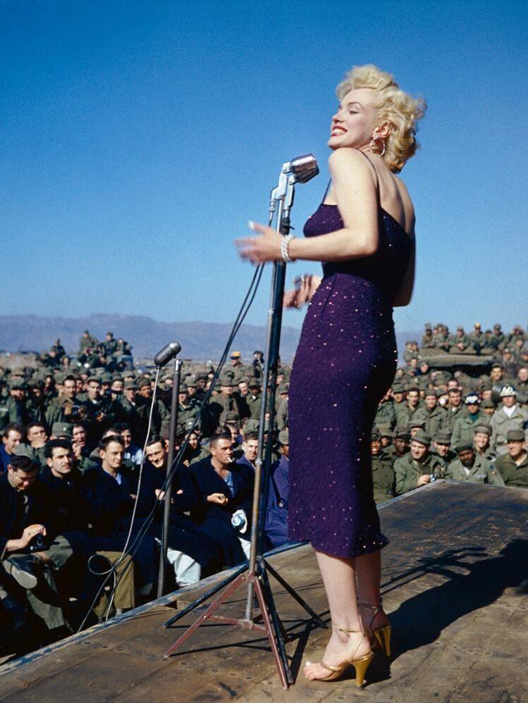 Marilyn Monroe, icône du glamour hollywoodien et de la mode dans une robe à sequins violets.