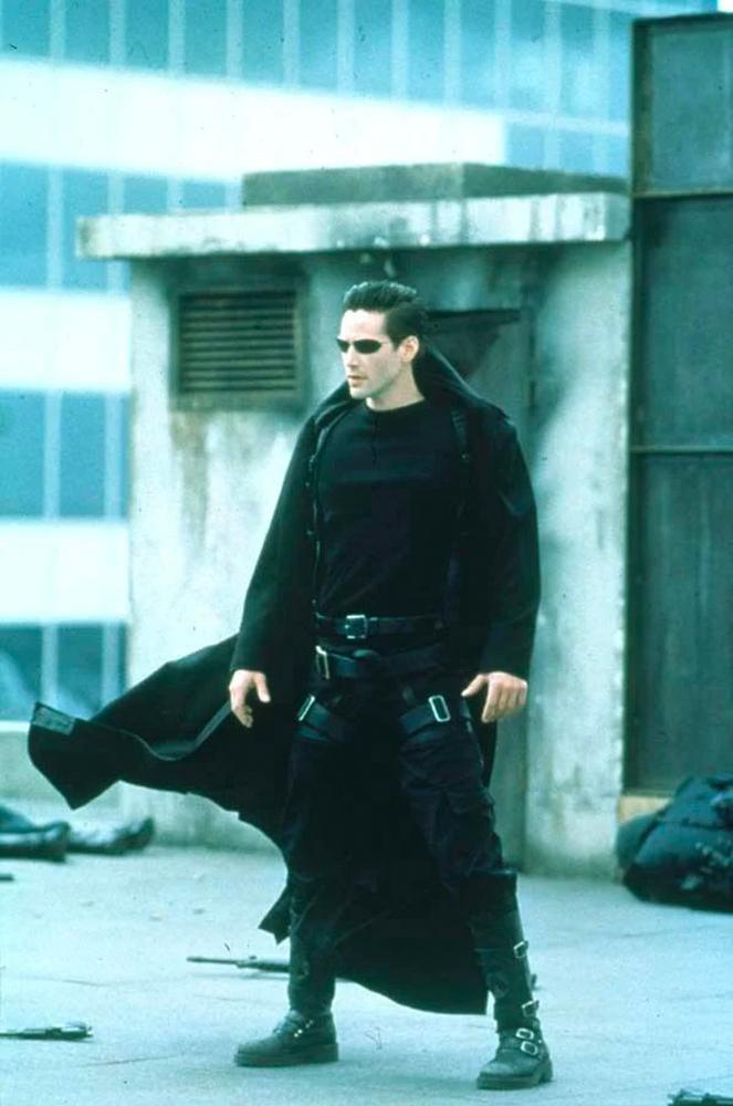 La tenue avec manteau en cuir noir dans Matrix.