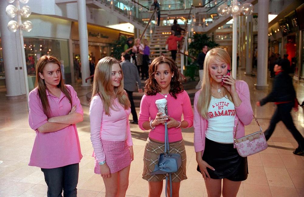 Les tenues roses des Plastics dans Mean Girls.