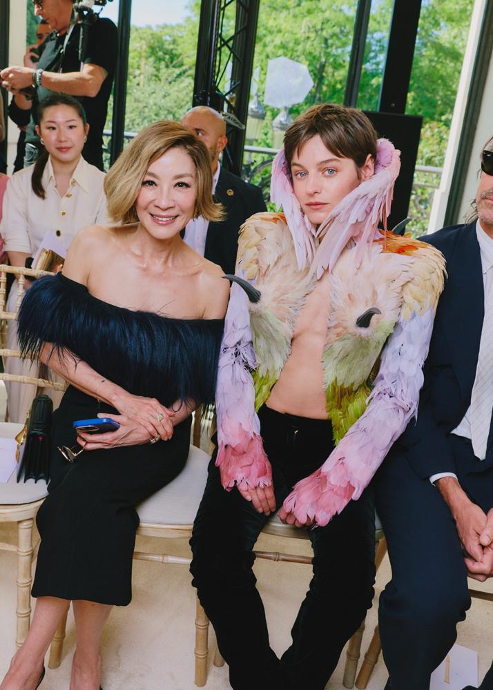 Michelle Yeoh et Emma Corrin au défilé Schiaparelli Haute Couture automne hiver 2026.